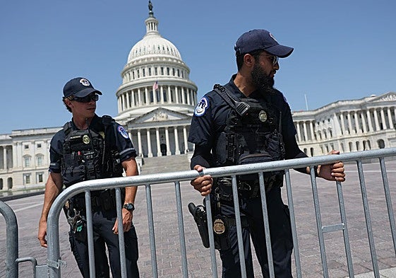 Dos agentes de policía en Washington.