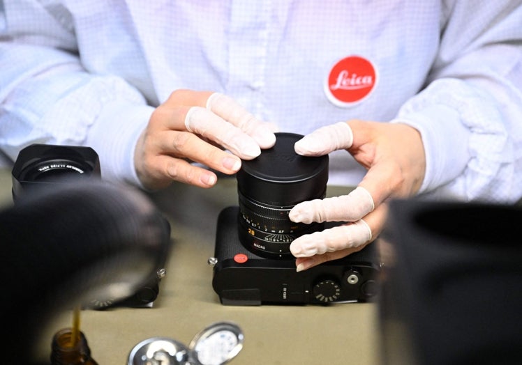 Empleado de Leica ensamblando una de sus nuevas cámaras.