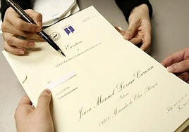 Gente consultando al notario en una notaria por tema de herencia, teatamento y consultas matrimoniales