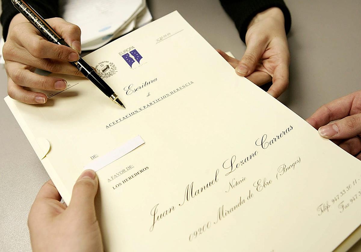 Gente consultando al notario en una notaria por tema de herencia, teatamento y consultas matrimoniales