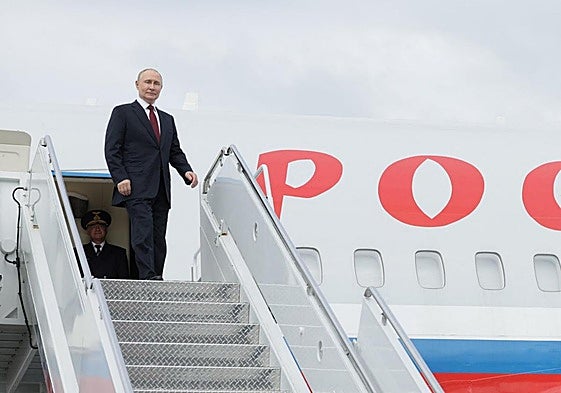 El presidente ruso, Vladimir Putin, sube a un avión tras su reunión con Donald Trumo
