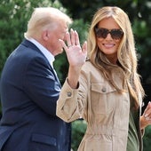 Melania Trump saluda junto al presidente de EE UU.