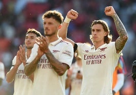 Los jugadores del Arsenal celebran la victoria en Old Trafford.