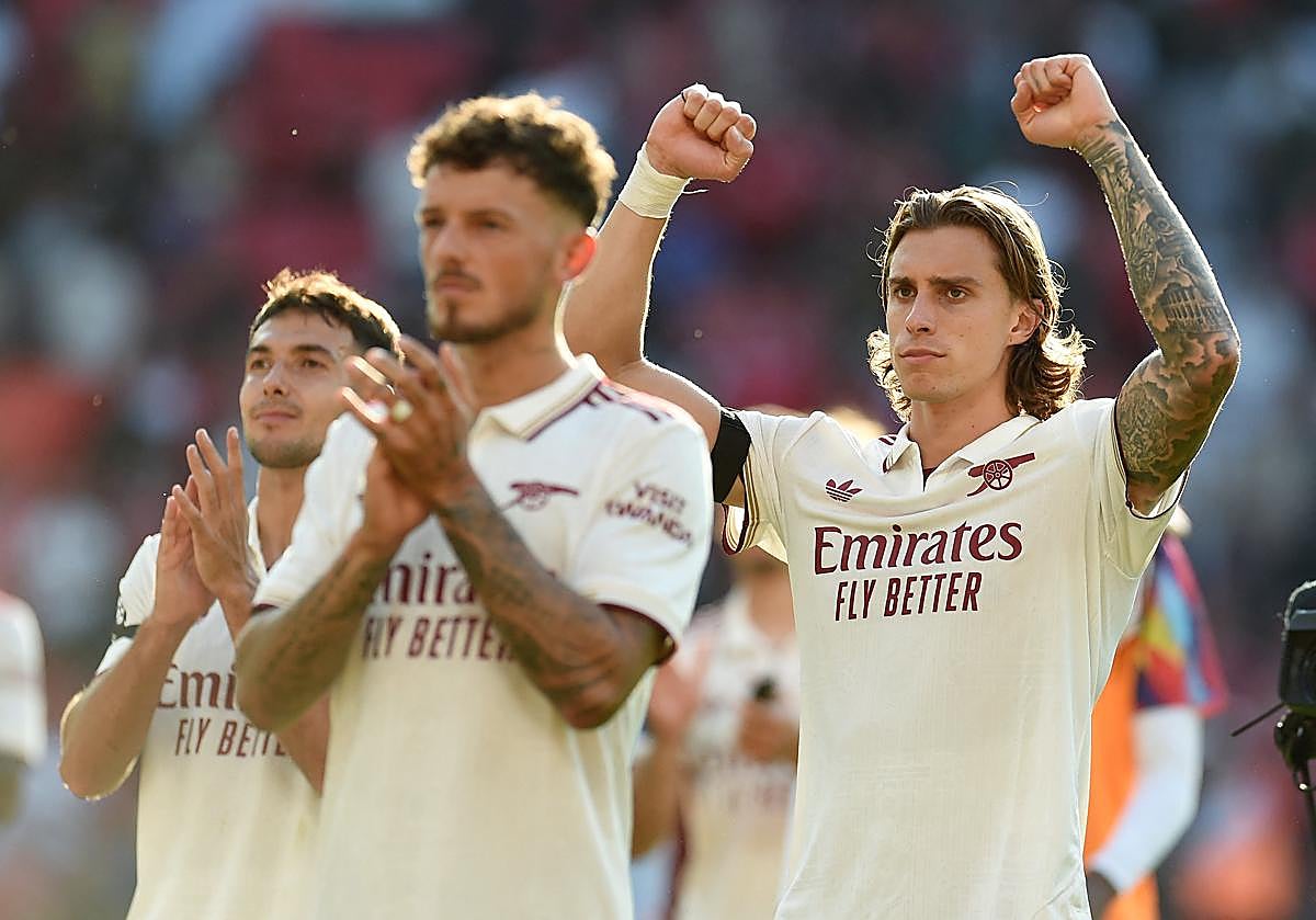 Los jugadores del Arsenal celebran la victoria en Old Trafford.