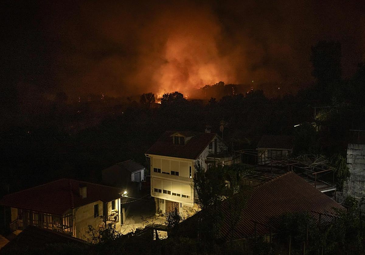 Vista del incendio forestal hoy sábado en Carballeda de Avia (Ourense)