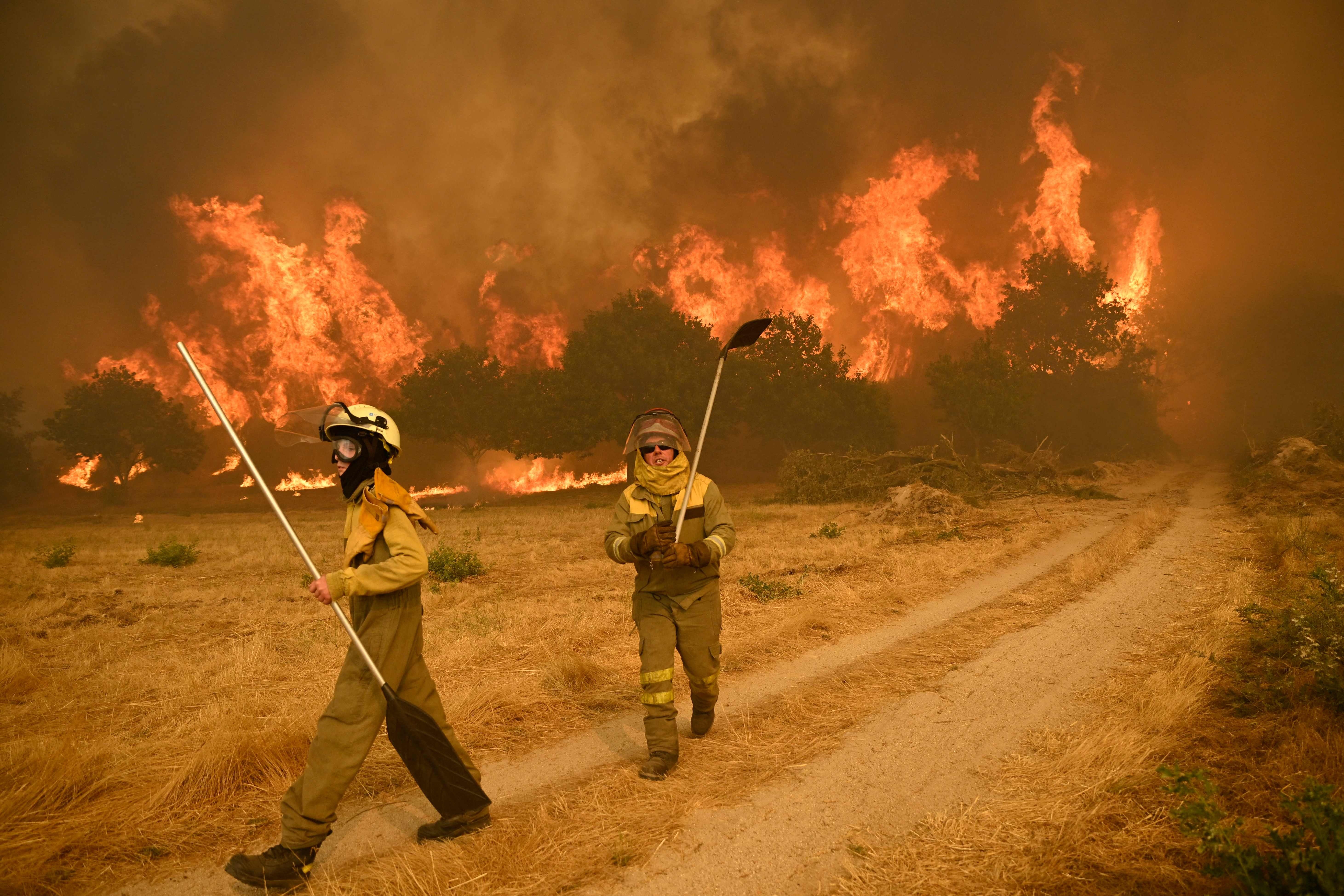 Residentes de Santa Baia de Montes, Orense combaten el fuego.
