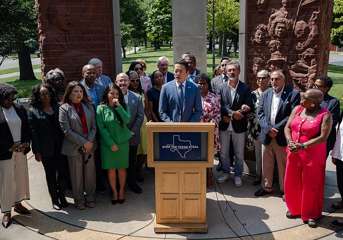 El presidente del bloque demócrata de Texas, Gene Wu, interviene en un acto en Ilinois.