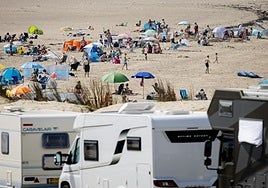 Imagen de archivo, playa con camping caravana.