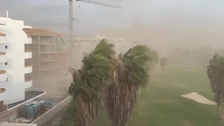Rescatan a siete personas a la deriva en la Costa de Granada tras el reventón térmico