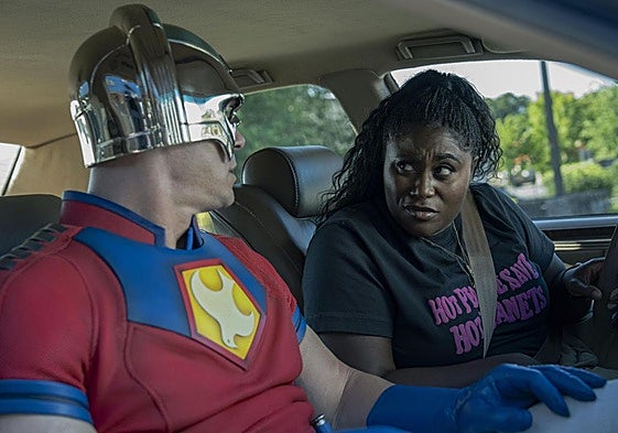 John Cena, como El Pacificador, en un fotoframa de la serie.