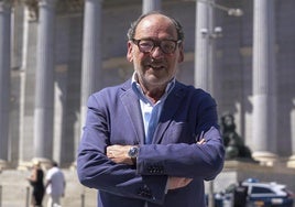 Jordi Casas posa ante el Congreso, donde fue diputado por CiU durante casi una década.