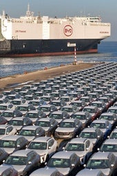 Modelos de BYD se disponen a embarcar en el Explorer.