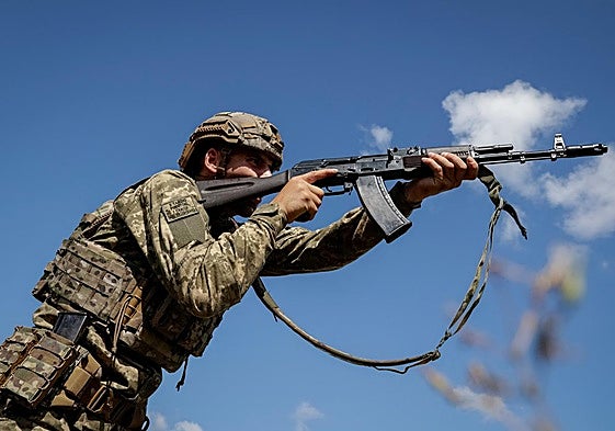 Un soldado ucraniano en maniobras de entrenamiento.