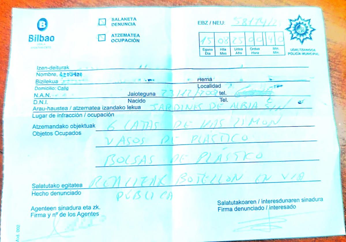 Fotografía de uno de los boletines de la denuncia impuesta a los dos jóvenes.