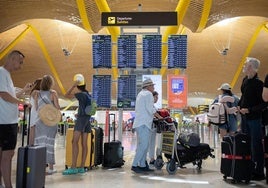 Pasajeros con maletas en el aeropuerto Madrid-Barajas este verano.