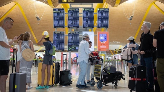 Pasajeros con maletas en el aeropuerto Madrid-Barajas este verano.