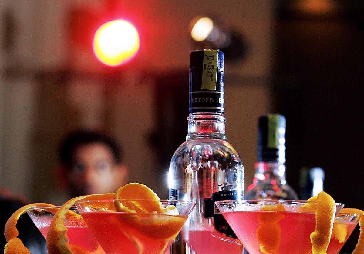 67 detenidos por la muerte de 23 personas tras beber alcohol adulterado en Kuwait