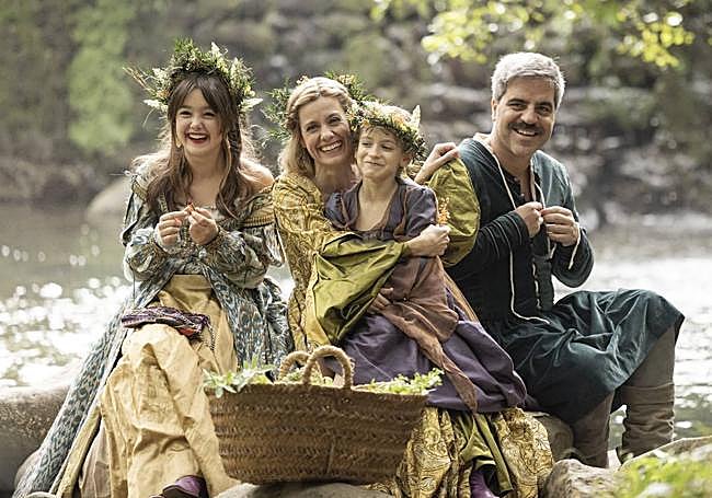 Ernesto Sevilla junto a Alexandra Jiménez y las niñas Luna Fulgencio y Amaia Miranda en 'Sin cobertura'.