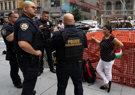 Agentes de Seguridad Nacional detienen a una migrante.
