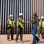 Kristi Noem saluda varios miembros del equipo de seguridad de la frontera.