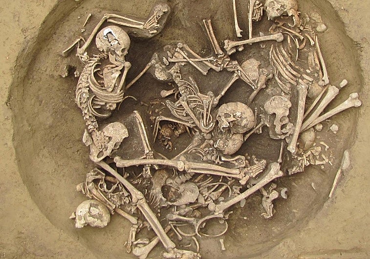 Asesinatos, torturas y brazos izquierdos arrancados: las mutilaciones a prisioneros de guerra más antiguas que se conocen