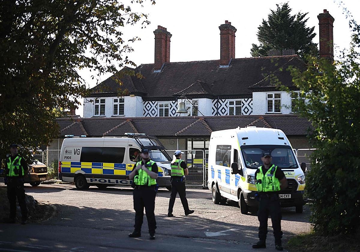 Agentes de policía vigilan el Hotel Bell, en Epping, donde se alojan más de 100 solicitantes de asilo.