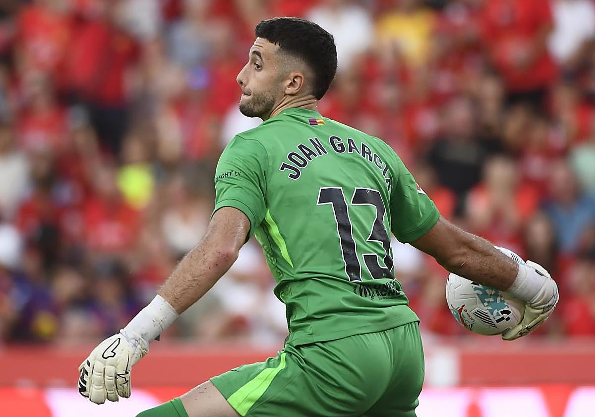 Joan García se dispone a sacar durante el Mallorca-Barcelona de la primera jornada de Liga.