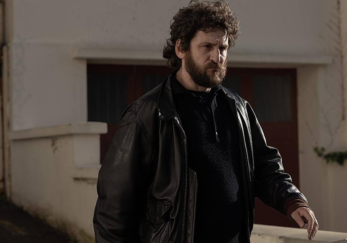 Imagen principal - Raúl Arévalo y Ariadna Gil completan el reparto.