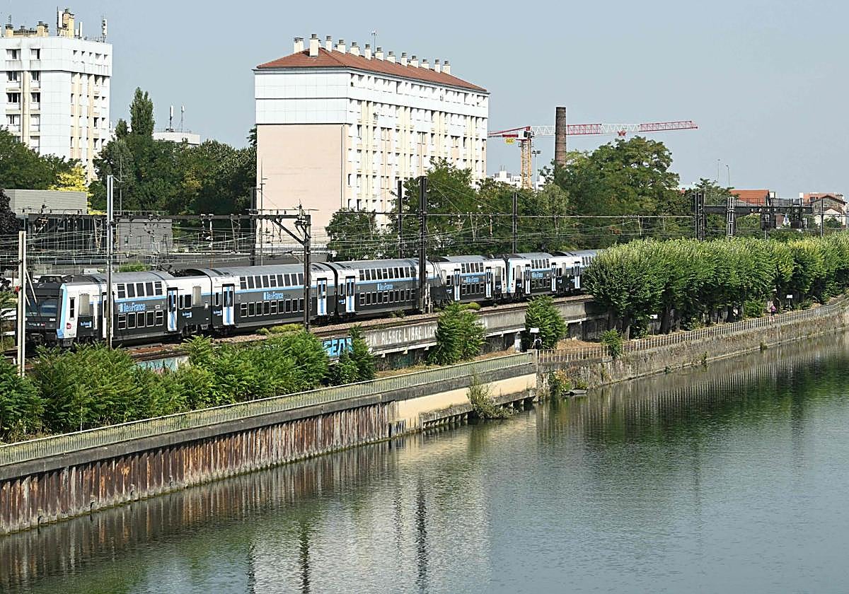 fOtografía tomada en Choisy-le-Roi, en las afueras de París, donde los bomberos fueron llamados para sacar los cuerpos de cuatro hombres del río.