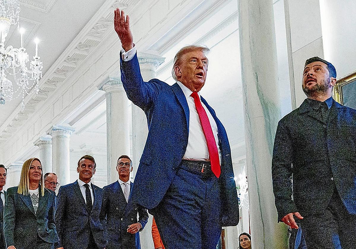 Donald Trump y Volodímir Zelenski caminan por los pasillos de la Casa Blanca.