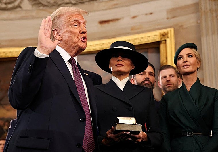 Trump jura el cargo frente a su mujer, Melania, y su hija Ivanka.