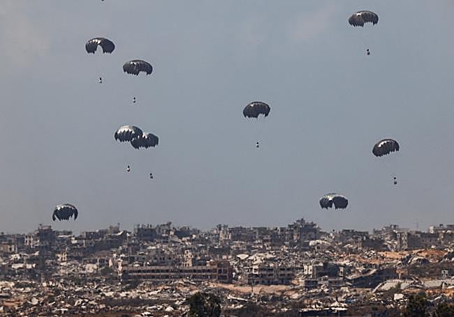 Un avión indonesio lanza ayuda sobre Gaza.
