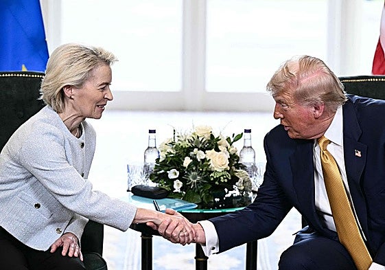 Donald Trump y Ursula von der Leyen se estrechan la mano al acordar los aranceles.