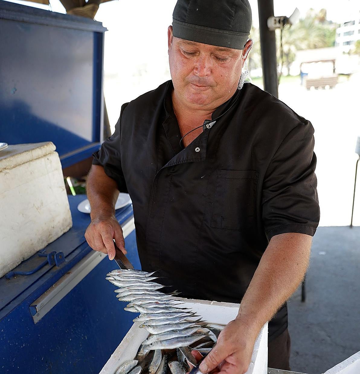 Catalín montando el espeto de sardinas.