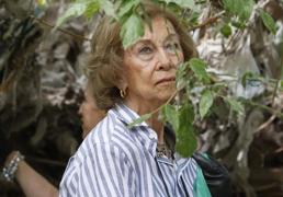 Días de soledad para la reina Sofía: por qué esta abandonada y deprimida en Zarzuela mientras acompaña a Irene de Grecia, su hermana enferma