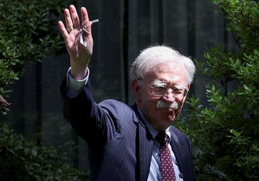 El FBI registra la casa de John Bolton, exasesor crítico con Trump
