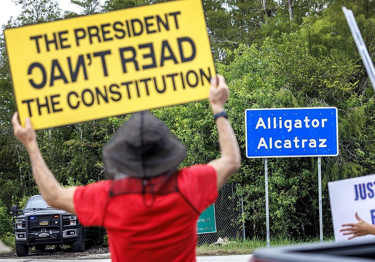 Una protesta a las puertas de 'Alligator Alcatraz'.