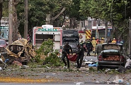 Policías retiran escombros del lugar de la explosión en Cali.