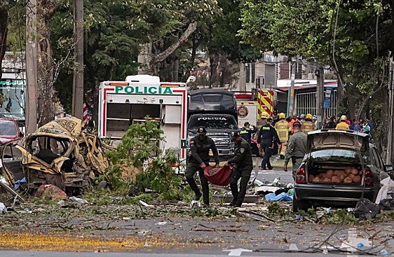 Policías retiran escombros del lugar de la explosión en Cali.
