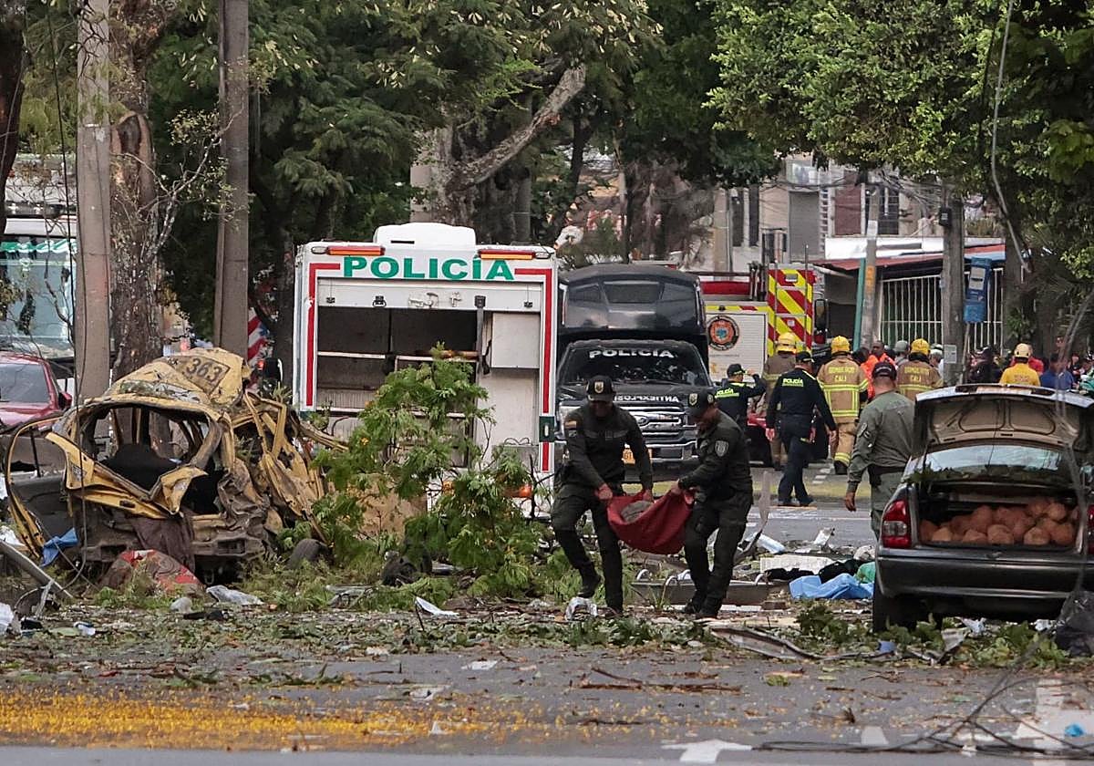 Policías retiran escombros del lugar de la explosión en Cali.