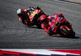 Pedro Acosta planta cara a Marc Márquez en Hungría