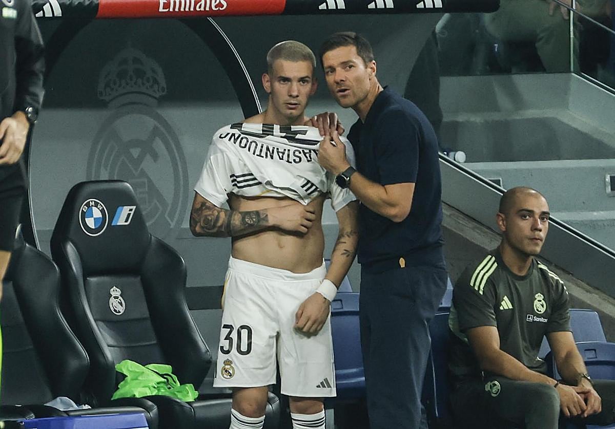 Franco Mastantuono escucha las indicaciones de Xabi Alonso antes de debutar con el Real Madrid.