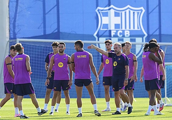 Flick dirige un entrenamiento del Barça previo a la visita al Levante.