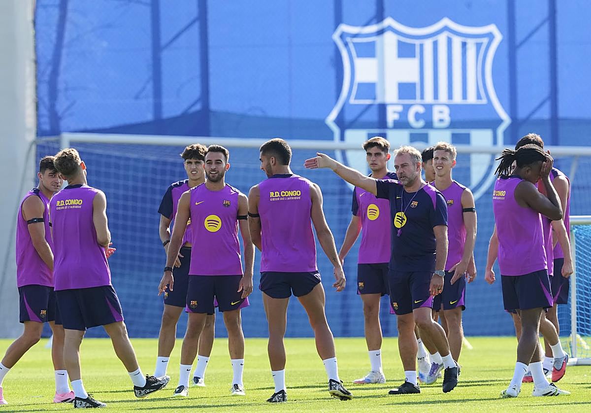 Flick dirige un entrenamiento del Barça previo a la visita al Levante.