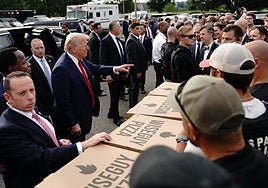 Trump arenga entre pizzas y hamburguesas a las tropas desplegadas en uno de los barrios más violentos de Washington