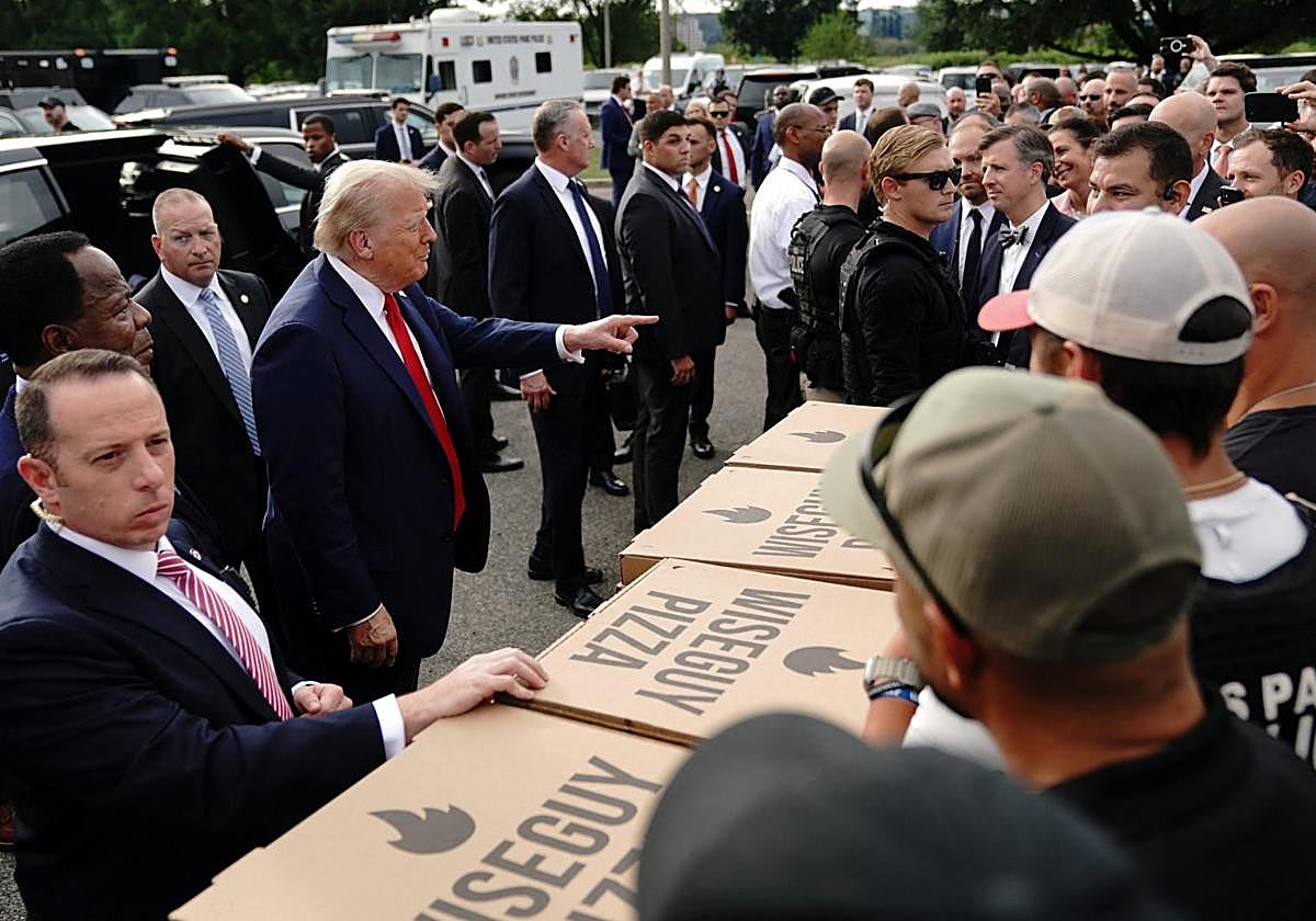 Trump repartió pizzas y hamburguesas entre los miembros de la Guardia Nacional desplazados a Washington.