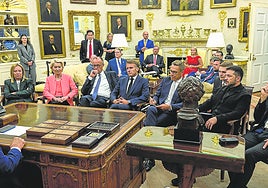 Europa aprende a inclinarse ante Trump al sentirse vulnerable por la amenaza de Rusia