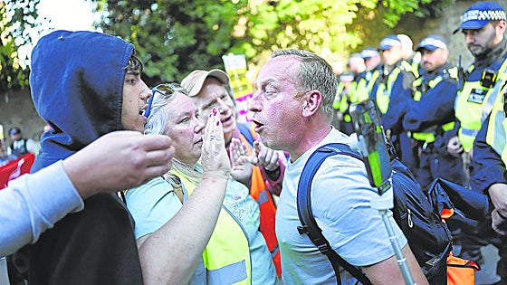Choque en el Reino Unido entre manifestantes a favor y en contra de la inmigración