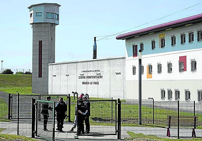 Alta seguridad. Exterior y torre de vigilancia del centro penitenciario de Vendin-le-Vieil, en el norte de Francia.