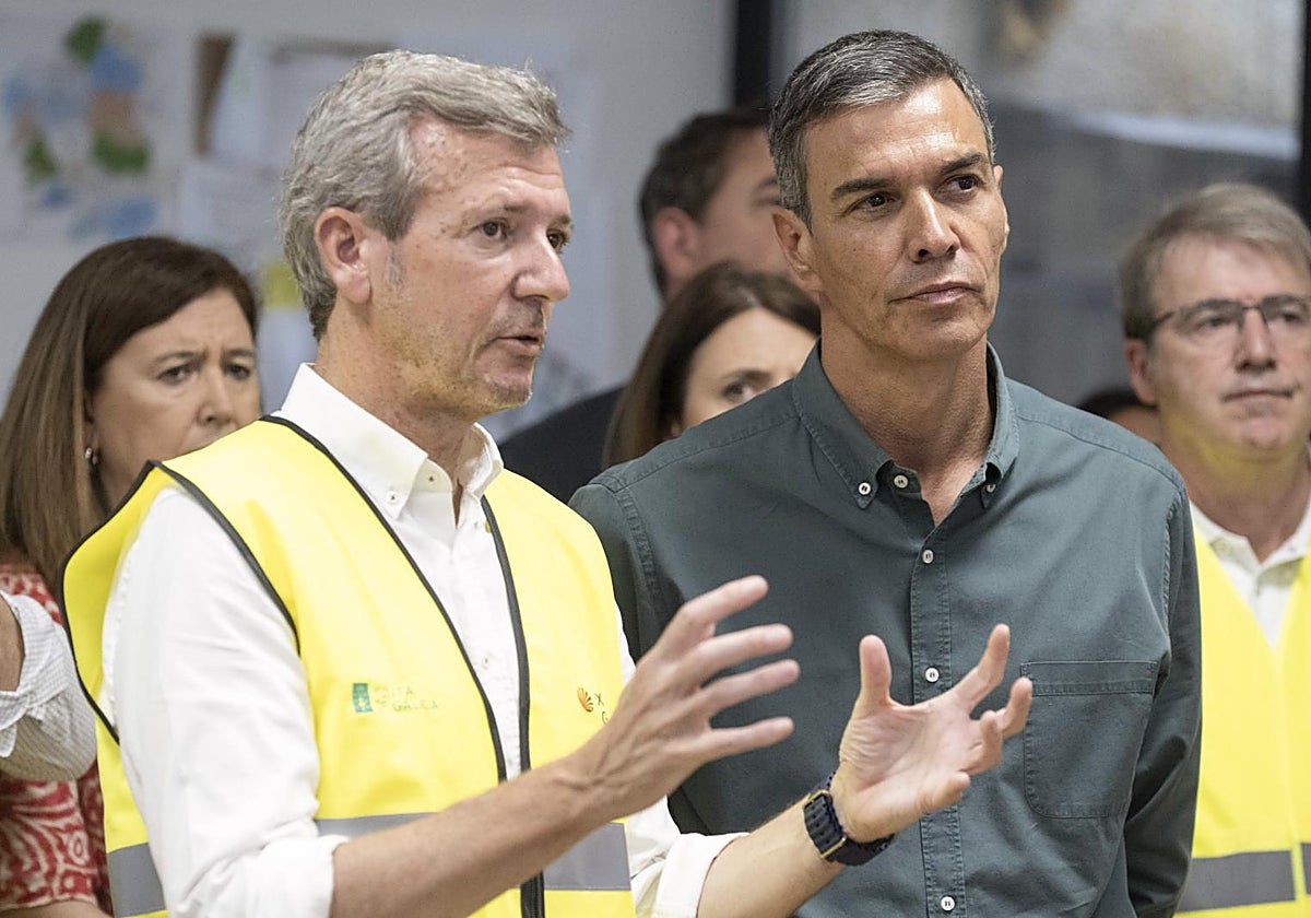 El presidente de la Xunta de Galicia, Alfonso Rueda, y el jefe del Ejecutivo, Pedro Sánchez, en un puesto de mando en Ourense.